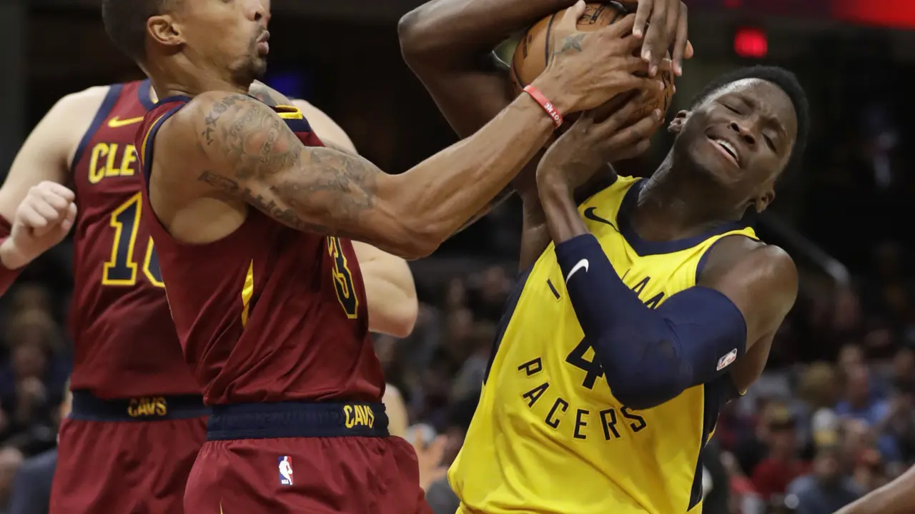 Aksi pemain Pacers Victor Oladipo berebut bola dengan pemain Cavaliers pada lanjutan NBA