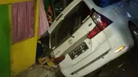 Gempa magnitudo yang berkekuatan 6,4 ini juga membuat salah satu mobil mengalami kecelakaan.(Liputan6.com/Arfandi Ibrahim)