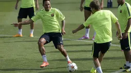 Adriano Correia (kiri), berebut bola dengan rekan setimnya saat berlatih jelang laga melawan APOEL FC di Pusat Olahraga FC Barcelona Joan Gamper di St Joan Despi, (16/9/2014). (AFP PHOTO/Josep Lago)
