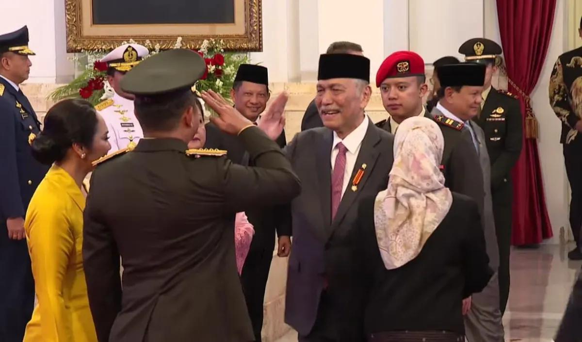 Maruli langsung melakukan hormat dan memeluk Luhut.