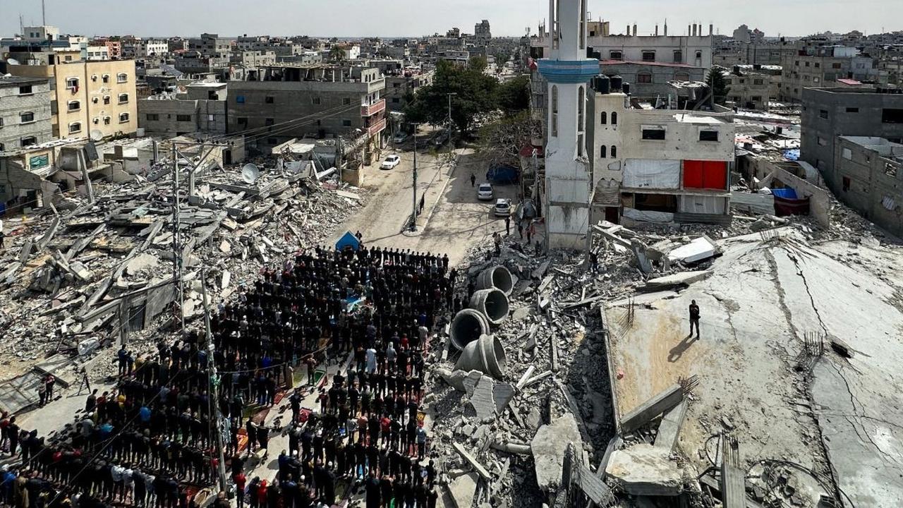 Serangan udara Israel telah menghancurkan tempat-tempat ibadah umat muslim di Gaza. Sudah banyak masjid rata dengan tanah. Namun dengan penuh ketabahan,  warga Palestina yang berlindung di Rafah, Jalur Gaza melaksanakan salat Jumat dekat reruntuhan masji