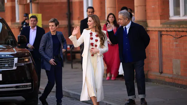 Kate Middleton Menari India Saat Kunjungi Kuil Hindu di Inggris, Antingnya Curi Perhatian