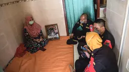 Berda Asmara (kiri) dan keluarga berkumpul untuk menunggu kabar dari suaminya Serda Mes Guntur Ari Prasetyo di rumah mereka di Surabaya, Jumat (23/4/2021). Kapal selam KRI Nanggala-402 yang diawaki Serda Mes Guntur Ari Prasetyo dan 52 kru lainnya hilang kontak sejak 21 April. (Juni Kriswanto/AFP)