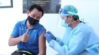 Peraih medali emas Olimpiade Sydney 2000, Candra Wijaya, menjalani vaksinasi Covid-19 di Rumah Sakit Olahraga Nasional, Cibubur, Jakarta Timur, Senin (1/3/2021). (PBSI)