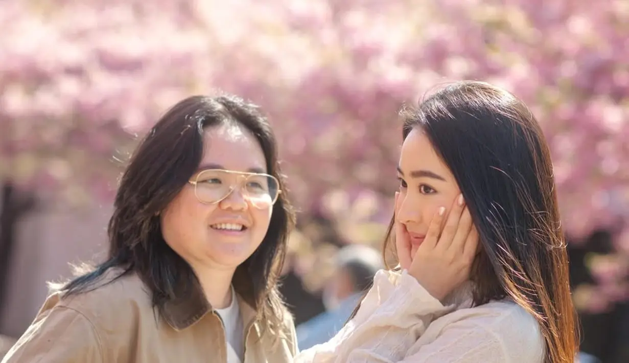 Tak hanya bersama sang ibu, Natasha Wilona turut memboyong sang kakak, Claresta Frederica [@natashawilona12]