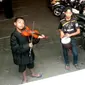 Netizen Takjub oleh Aksi Pengamen Bandung Mainkan Musik Klasik