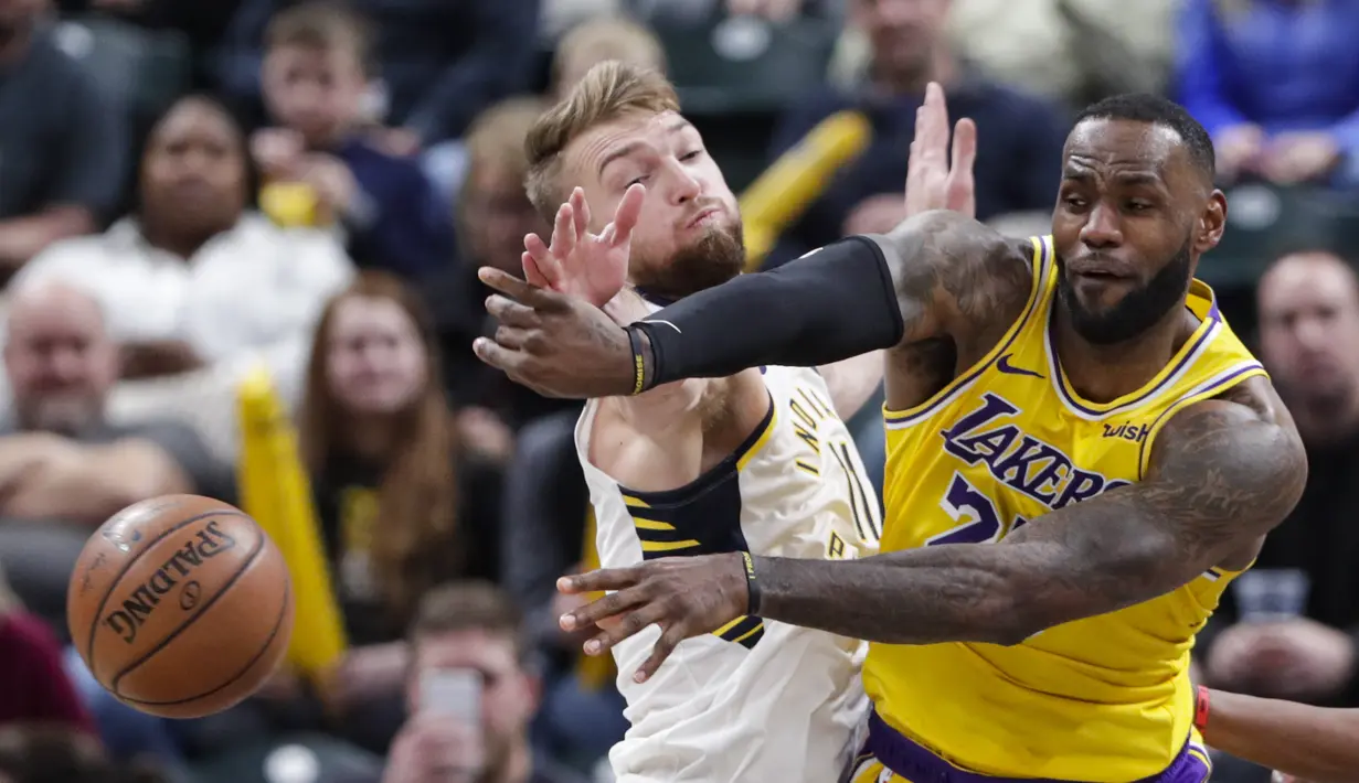 Bintang Los Angeles Lakers LeBron James beraksi pada laga NBA melawan Indiana Pacers di Bankers Life Fieldhouse, Selasa (17/12/2019) atau Rabu pagi WIB. (AP Photo/Michael Conroy)