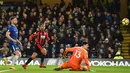 Gelandang Bournemouth, Stanislas berhasil mencetak gol ke gawang Chelsea pada laga pekan ke-25 Premier League 2017-2018 di Stamford Bridge, Rabu (31/1). Bermain di kandang sendiri, Chelsea secara mengejutkan kalah telak 0-3. (Glyn KIRK/AFP)