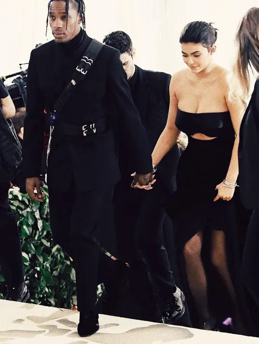 "Kylie tak berhenti bicara pada Travis tentang pernikahan sejak mengetahui pertunangan Ariana Grande. Ia tak paham apa yang Travis tunggu," ujar sumber. (instagram/kyliejenner)