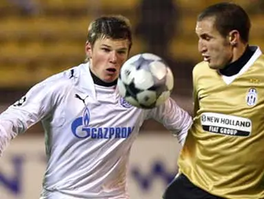 Andrei Arshavin of Russia&#039;s Zenit vies with Giorgio Chiellini of Italy&#039;s Juventus during their Champions League group H football match in St.Petersburg on November 25, 2008. AFP PHOTO / KIRILL KUDRYAVTSEV 