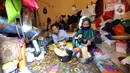 Penyandang disabilitas karena penyakit meningitis Kundiarto (47 tahun) bersama istrinya mengemas makanan untuk dijual di kawasan Cipete Utara, Kebayoran Baru, Jakarta Selatan, DKI Jakarta, Kamis (2/6/2022). Dalam sehari, Kundiarto yang mengontrak rumah di Jalan Damai 5, Gang Haji Amu 5, RT 13/02, mendapat penghasilan Rp 50 ribu hingga Rp 100 ribu. (merdeka.com/Arie Basuki)