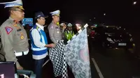 Kepala Korps Lalu Lintas (Kakorlantas) Polri Irjen Pol Aan Suhanan resmi membuka jalur one way bagi pemudik dari KM 72 Cikampek Utama hingga KM 414 Kalikangkung (Rahmat Baihaqi/Merdeka.com)