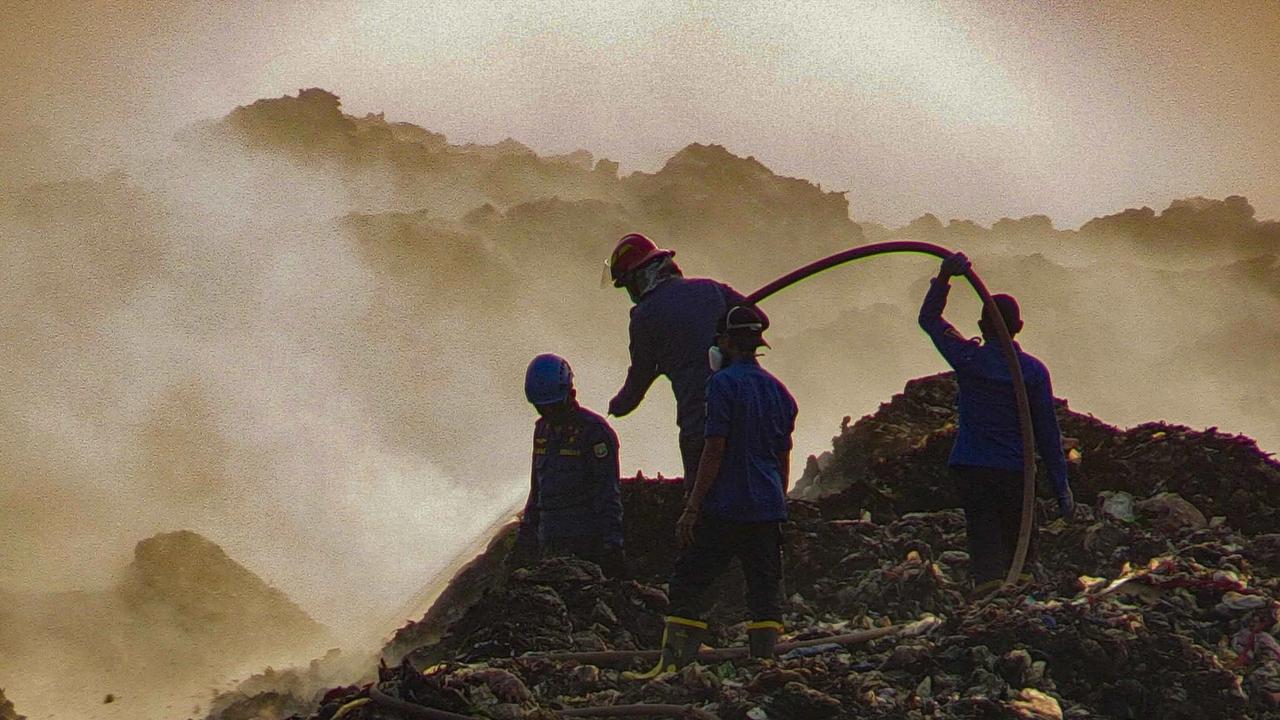 FOTO: Pemadaman TPA Jatiwaringin Memasuki Hari Keempat