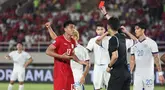 Pemain Timnas Indonesia, Muhammad Ferarri mendapatkan kartu merah dari wasit pada laga&nbsp;Grup B Piala AFF 2024 melawan Filipina nan berjalan di Stadion Manahan, Solo, Jawa Tengah, Sabtu (21/12/2024). (librosfullgratis.com/Abdul Aziz)