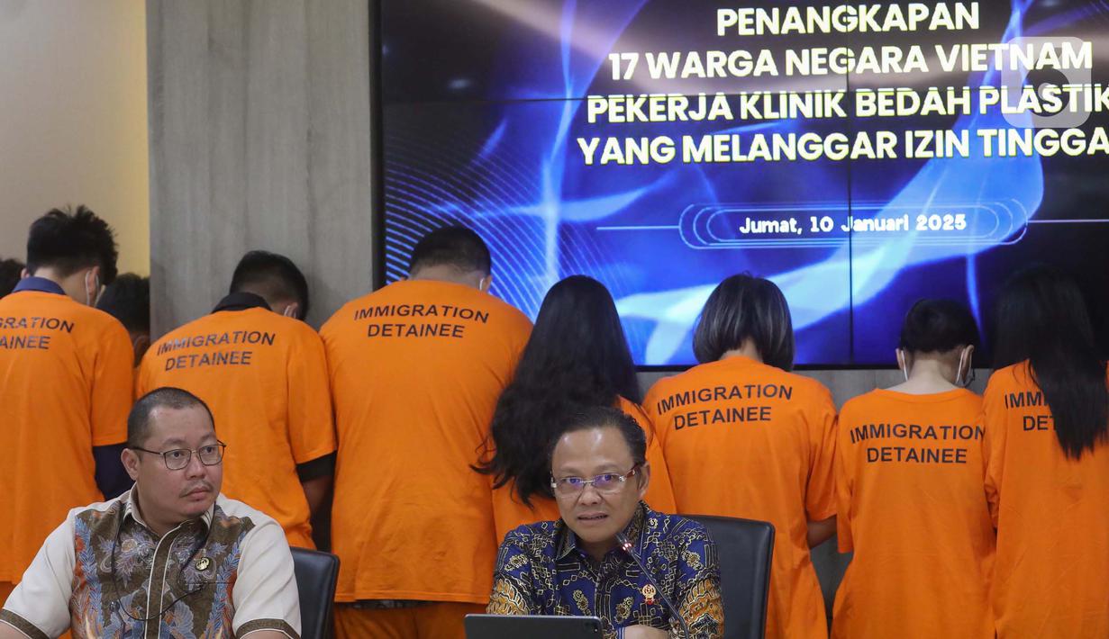 Ke-17 orang tersebut terdiri dari 10 orang perempuan dan 7 orang laki-laki. 15 orang di antaranya menggunakan visa on arrival dan 2 orang lainnya menggunakan izin tinggal terbatas (ITAS) Investor. (Liputan6.com/Angga Yuniar)
