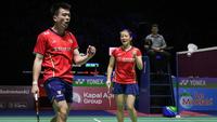 Pebulu tangkis ganda campuran China, Zheng Si Wei dan Huang Ya Qiong kembali merebut peringkat satu dunia BWF usai berhasil menjuarai Indonesia Open 2022 pada Minggu, 19 Juni 2022 lalu. Mereka berhasil mengalahkan wakil Jepang, Yuta Watanabe/Arisa Higashino dua set langsung (21-14 dan 21-16) pada partai final. Selain berjaya di Istora, berikut sederet pencapaian gemilang Zheng/Huang di paruh pertama tahun 2022. (Bola.com/Bagaskara Lazuardi)