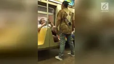 Penumpang wanita menyerang seorang pria di kereta bawah tanah New York. Diduga pria tersebut mengatakan hal tak pabntas yang membuat si wanita marah.