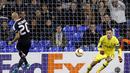 Pemain FK Qarabag, Richard Almeida, mencetak gol melalui penalti ke gawang Tottenham Hotspur di laga Grup J Liga Europa di Stadion White Hart Lane, London, Inggris, Jumat (18/9/2015) dini hari WIB. (AFP Photo/Ian Kington)