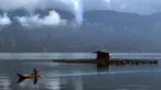 Seorang lelaki mengayuh perahu dayung di danau Laut Tawar di Takengon, provinsi Aceh tengah, (1/3). Danau Laut Tawar adalah sebuah danau dan kawasan wisata yang terletak di Dataran Tinggi Gayo, Kabupaten Aceh Tengah, Aceh. (AFP Photo/Chaideer Mahyuddin)