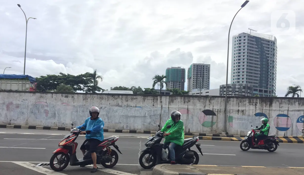 Pengendara sepeda motor melawan arus lalu lintas di sekitar flyover Tanjung Barat, Jakarta, Senin (17/2/2020). Pengendara sepeda motor nekat melawan arus lalu lintas meski perilaku buruk tersebut membahayakan keselamatan. (Liputan6.com/Immanuel Antonius)