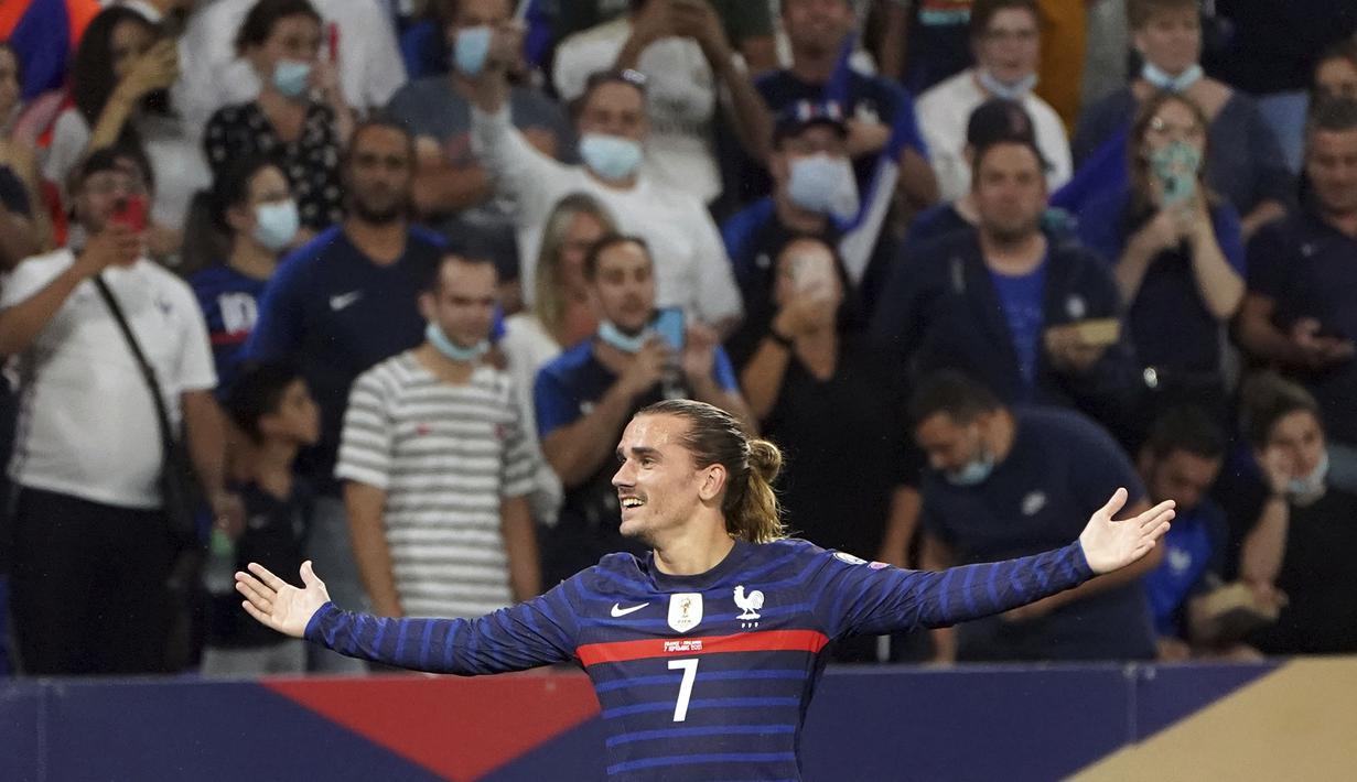 Di awal babak kedua, Antoine Griezmann menggandakan keunggulan Prancis menjadi 2-0 lewat golnya pada menit ke-54. Tembakannya dari sudut sempit usai menerima umpan Leo Dubois menaklukkan Lukas Hradecky. (Foto: AP/Laurent Cipriani)