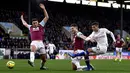 Pemain Chelsea Christian Pulisic (kanan) mencetak gol ke gawang Burnley pada laga Liga Inggris di Turf Moor, Burnley, Inggris, Sabtu (26/10/2019). Chelsea menang 4-2 dengan Pulisic  mencetak hattrick. (Anthony Devlin/PA via AP)