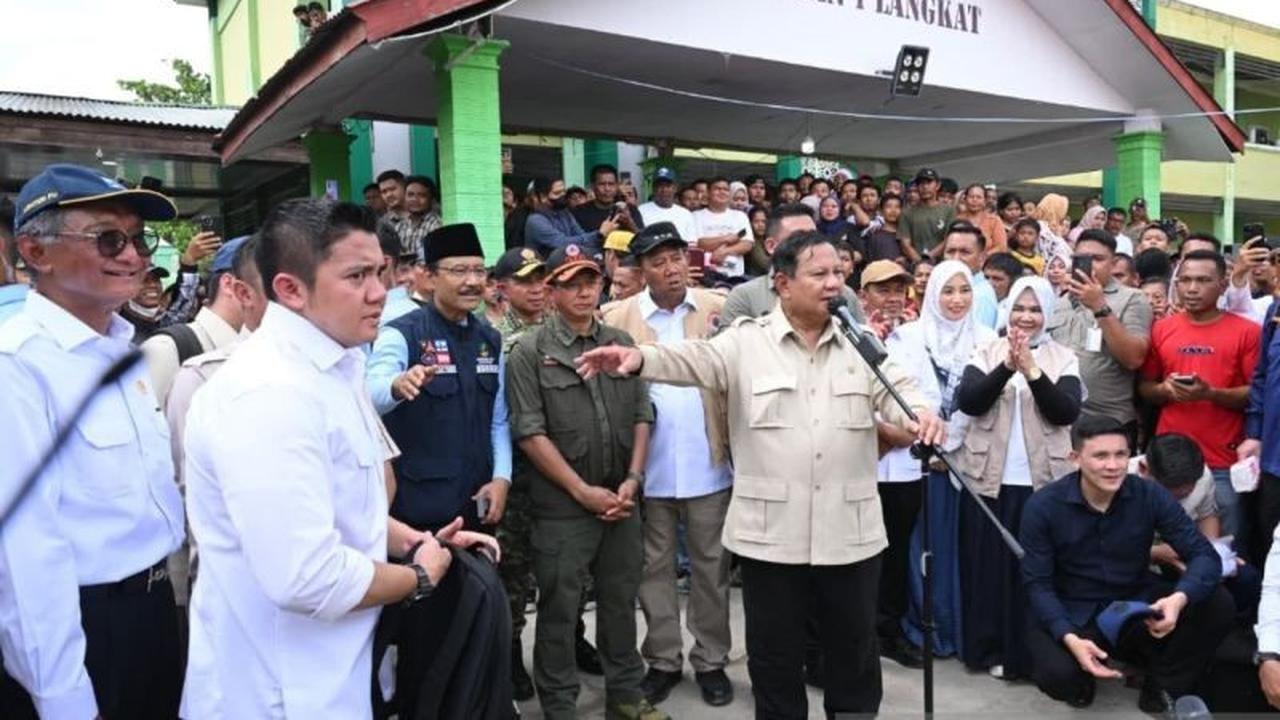 Prabowo Kenalkan Seskab Teddy di Posko Banjir Langkat, Pangkatnya Kini Letkol
