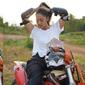 Anindita Hidayat naik motor trail (Instagram/@aninditahidayat)