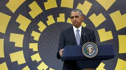 Presiden AS Barack Obama bereaksi saat menyampaikan konferensi pers acara Asia-Pacific Economic Cooperation summit (KTT APEC) di Lima, Peru, Minggu (20/11). KTT APEC di Peru menjadi kunjungan terakhir Obama sebagai presiden AS. (REUTERS/Kevin Lamarque)