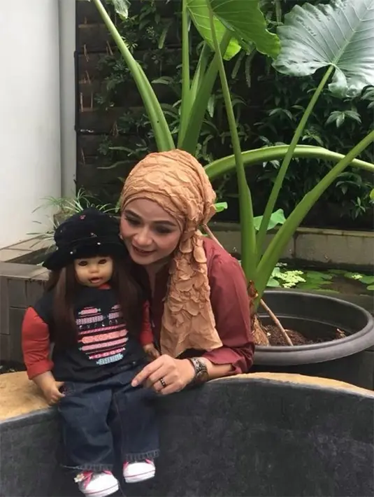<p>Ria Enes dan Boneka Susan (dok. Instagram/ria_nsuzan)</p>