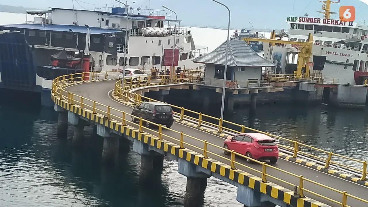 Sejumlah kendaraan masuk kapal di pelabuhan Ketapang Banyuwangi. (Hermawan Arifianto/Liputan6.com)
