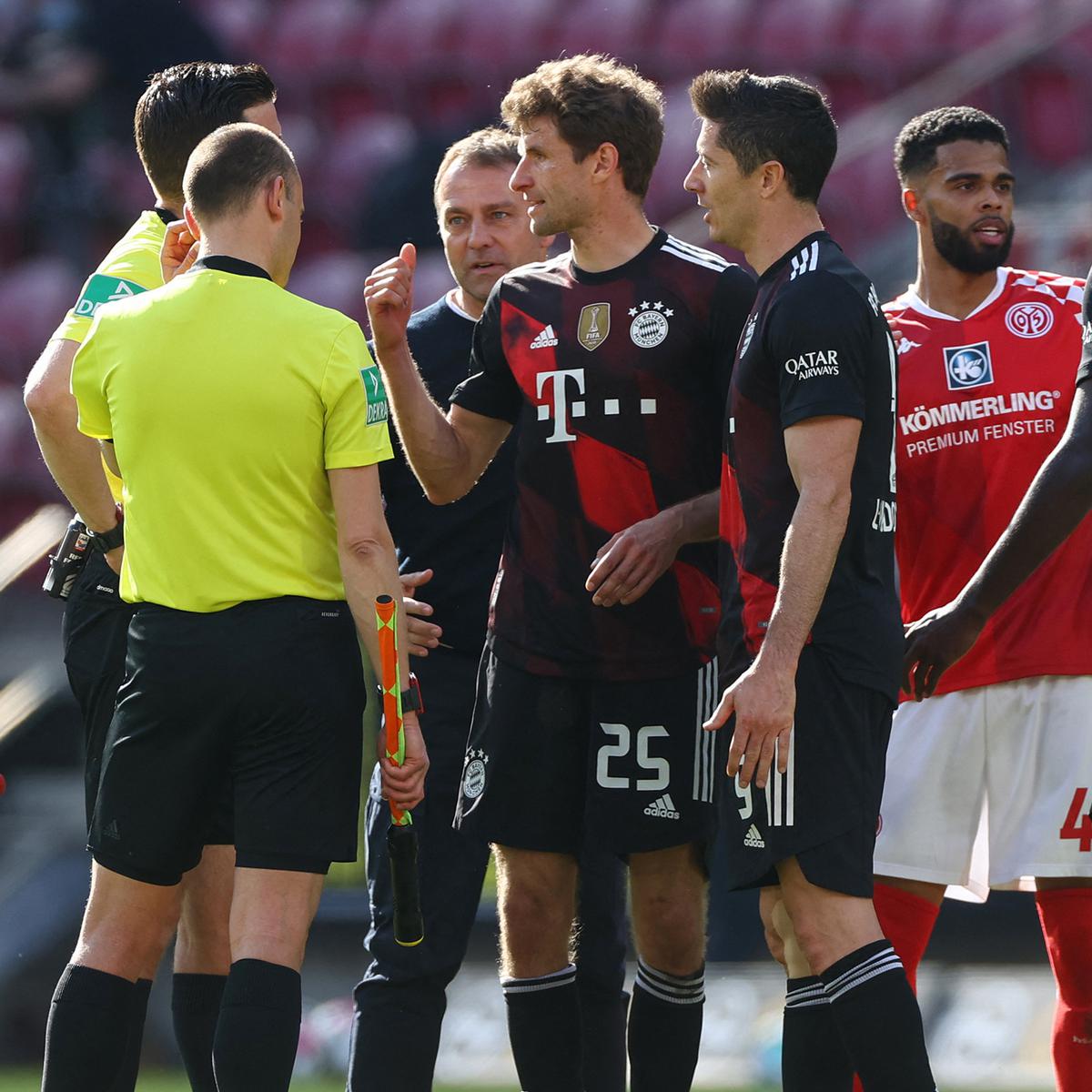 FOTO: Takluk 1-2 dari FSV Mainz, Bayern Munich Gagal Kunci Titel Juara Liga Jerman - Thomas Mueller; Robert Lewandowski