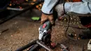 Peserta mengikuti pelatihan pengelasan dengan sistem jemput bola (mobile training unit/MTU) yang digelar Pusat Pelatihan Kerja Khusus Pengembangan Las (PPKKPL) di halaman Kantor Kelurahan Pancoran, Jakarta, Kamis (15/9/2022). Pemprov DKI Jakarta melalui PPKKPL menyelenggarakan pelatihan las jemput bola secara gratis yang diikuti oleh 10 peserta. (Liputan6.com/Faizal Fanani)