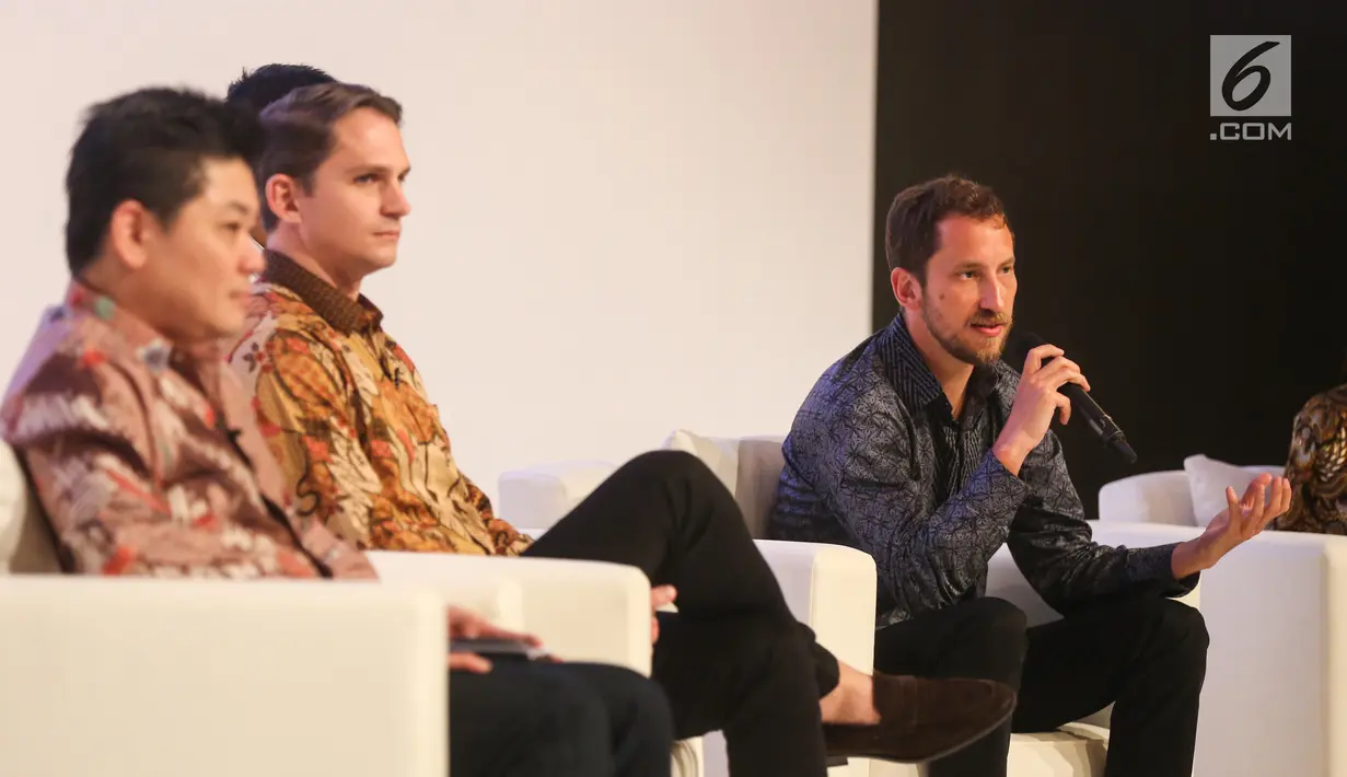 Pendiri & Chief Product Officer Juul Labs James Monsees memaparkan perangkat Juul dan JuulPods, di Jakarta, Senin (10/7/2019). Juul Labs selaku produsen Electronic Nicotine Delivery Systems (ENDS) terkemuka Amerika Serikat menawarkan media alternatif bagi perokok dewasa. (Liputan6.com/Fery Pradolo)