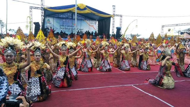 Prosesi Gebyar Pesona Budaya Garut (GPBG)’ kabupaten Garut, Jawa Barat, kembali dibukan tahun ini setelah dua tahun vakum akibat vandemi Covid-19. (Liputan6.com/Jayadi Supriadin)