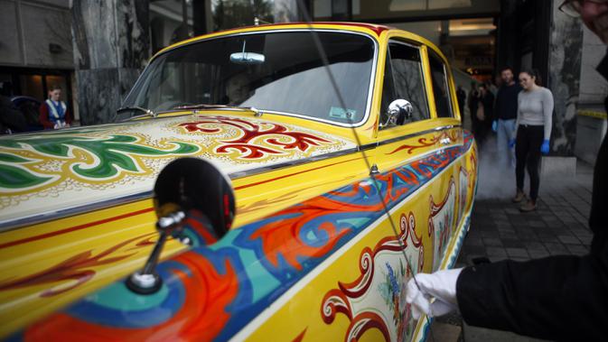 Rolls-Royce limusin touring Phantom V milik John Lennon terlihat di Museum Royal BC, Columbia (27/1/2020). Sebelumnya mobil ini disumbangkan ke Museum Desain Cooper-Hewitt dan dilelang tahun 1985 lalu dibeli pengusaha Jim Pattison US$2,3 juta. (Chad Hipolito/The Canadian Press via AP)