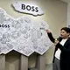 Instalasi seni karya Adi Sundoro hadir sebagai bagian dari pembukaan butik terbaru Bimbi Group, dengan menghadirkan dedicated area BOSS Kidswear, 7 Agustus 2026. (Liputan6.com/Asnida Riani)