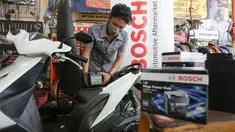 Mekanik memasang aki Bosch di salah satu bengkel di Jakarta, Jumat (22/4/2022). Bosch menggagas Kampanye Silaturahmi Aman dan Nyaman dengan membagikan lebih dari 300 aki kepada para pemilik sepeda motor di Jabodetabek selama periode 23-28 April dengan mengunjungi akun Instragram Bosch Automotive Aftermarket @boschautomotiveid.(Liputan6.com/Fery Pradolo)
