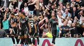 Pemain Arsenal, Gabriel Magalhaes (kanan) melakukan selebrasi dengan rekan setimnya setelah mencetak gol pembuka saat pertandingan Liga Premier Inggris melawan Tottenham Hotspur di London, Minggu 15 September 2024. (AP Photo/Kin Cheung)