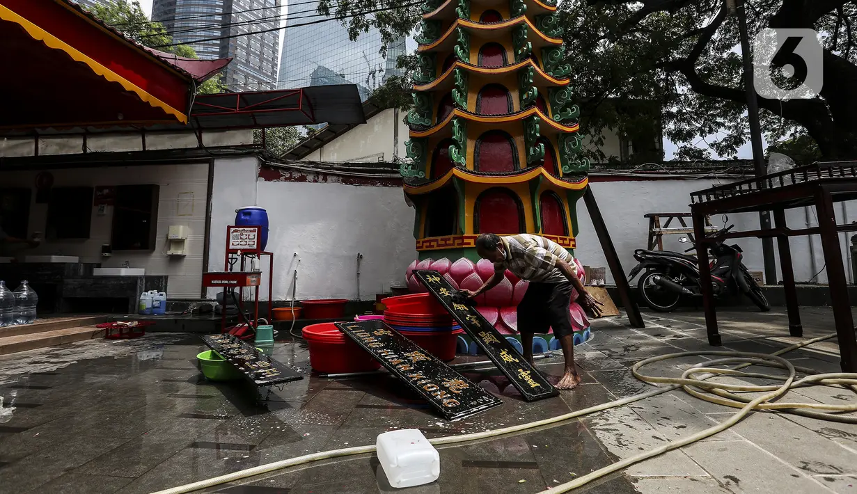 Warga membersihkan Vihara Amurva Bhumi, Jakarta, Selasa (25/1/2022). Kegiatan bersih-bersih tersebut dilakukan dalam rangka menyambut perayaan Imlek 2573 Kongzili pada 1 Februari 2022 mendatang. (Liputan6.com/Johan Tallo)