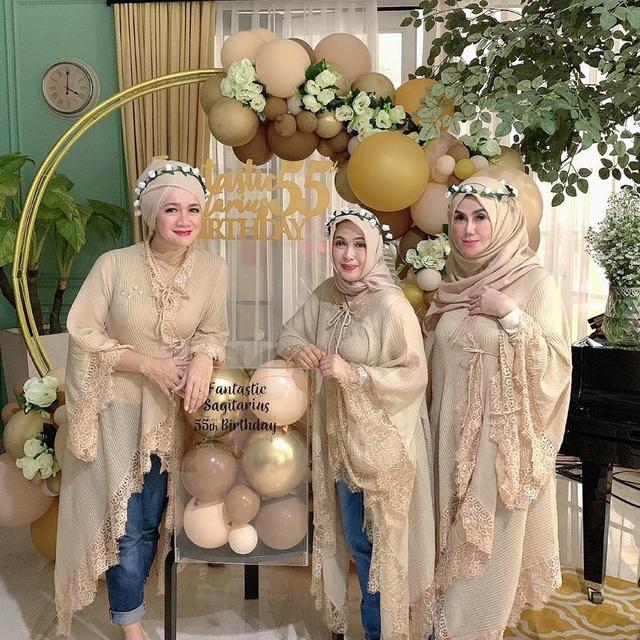 Raffi Ahmad Kirim Kado Untuk Mama, Ini 7 Momen Ulang Tahun Amy Qanita ke-55