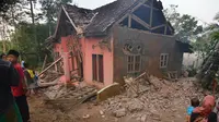 Penampakan rumah yang rusak usai gempa melanda Pandeglang, Banten, Sabtu (3/8/2019). Hingga pukul 07.00 WIB, Kabupaten Pandeglang menjadi daerah terbanyak kerusakan bangunan usai gempa Banten yaitu sebanyak 94 rumah. (RONALD SIAGIAN/AFP)