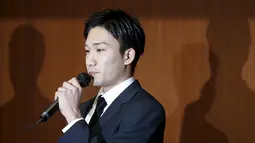 Pebulutangkis Jepang, Kento Momota mengakui bermain judi di sebuah kasino ilegal dalam konferensi pers di Tokyo, Jumat (8/4). Momota dan rekannya, Kenichi Tago terancam tak akan ikut serta pada ajang Olimpiade 2016 dan hukuman penjara (REUTERS/Issei Kato)