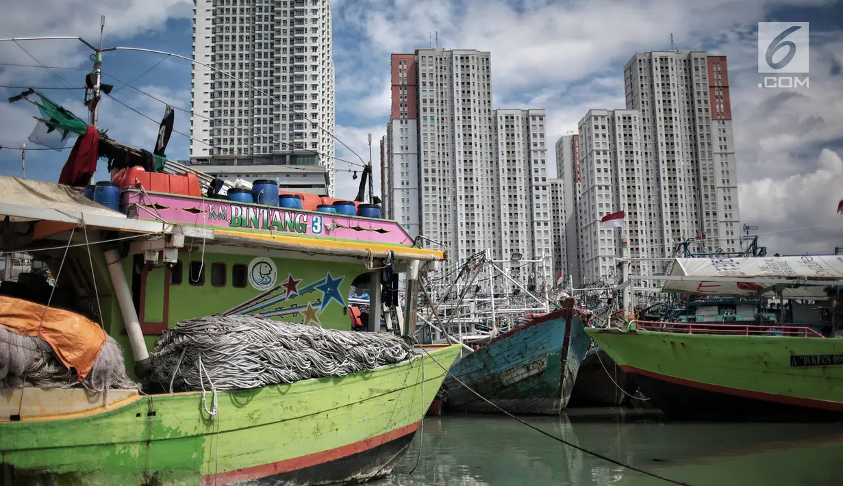 Deretan kapal nelayan terparkir di Pelabuhan Muara Angke, Jakarta, Kamis (27/12). Sekitar 2.000 nelayan tradisional Muara Angke libur melaut akibat cuaca buruk. (Liputan6.com/Faizal Fanani)