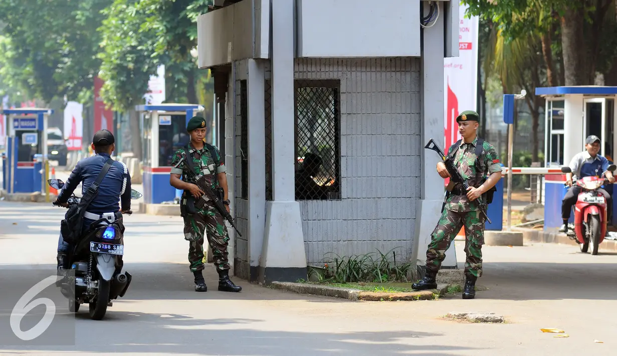 Suasana penjagaan di depan pintu masuk kawasan Gelora Bung Karno, Senin (1/8). Jelang perhelatan KTT World Islamic Economic Forum ke-12 pada 2-4 Agustus 2016, kawasan Gelora Bung Karno dijaga ketat. (Liputan6.com/Helmi Fithriansyah)