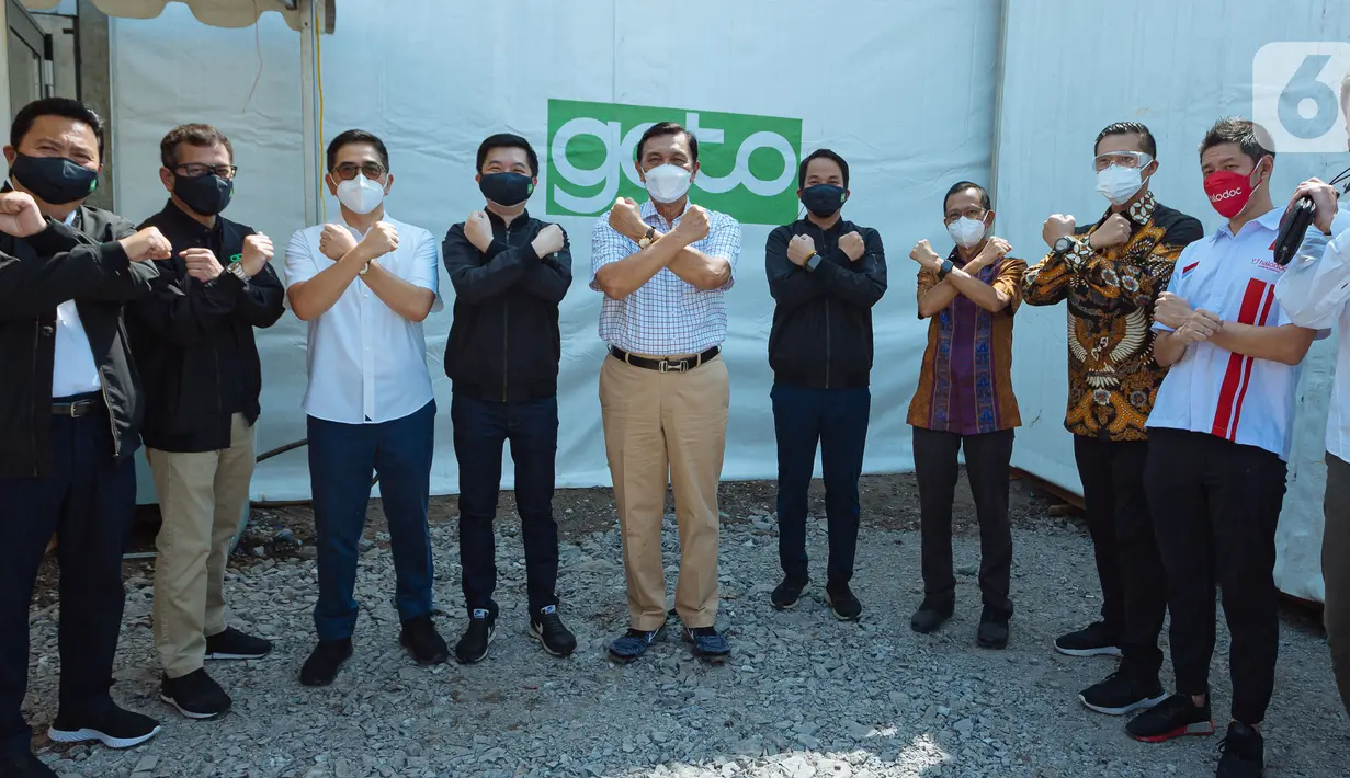 Menko Marves Luhut Binsar Panjaitan (tengah), CEO Tokopedia William Tanuwijaya, CEO Goto Andre Soelistyo, Komisaris Garibaldi Thohir, Ketua Umum KADIN Indonesia Arsjad Rasjid, Komisaris Tokopedia Wishnutama dan Presdir Samator Group Rachmat Harsono, di Jakarta (18/07/2021) (Liputan6.com/HO/Ading)