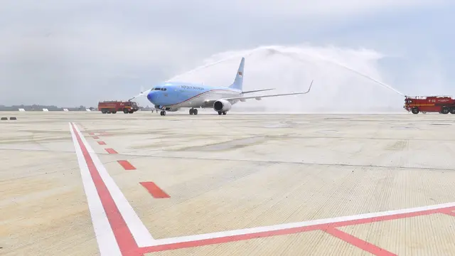 Pesawat Kepresidenan Mendarat Perdana di Bandara Kertajati