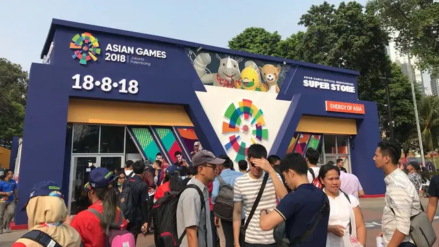 Para pengunjung di Stadion Gelora Bung Karno jelang pembukaan Asian Games 2018