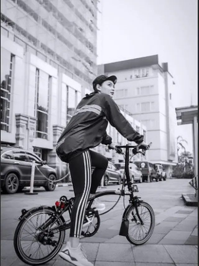 7 Gaya Wika Salim Saat Gowes Ini Curi Perhatian