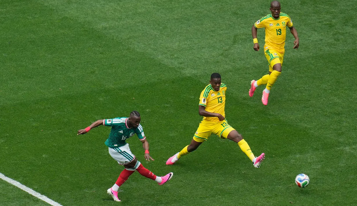 Quinones berhasil mencetak gol dalam laga pembuka Grup A antara tuan rumah Meksiko melawan Afrika Selatan di Stadion Azteca, Jumat (12/06/2026) dini hari WIB. (AP Photo/Ricardo Mazalan)